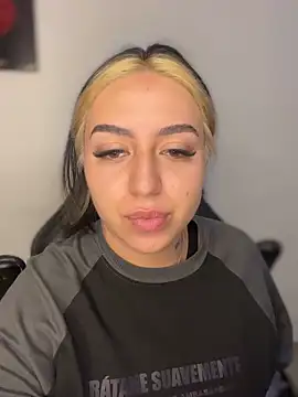 Snapshot of AnnikaMerliahh_ chatting on 10/31/25, 09:16 AnnikaMerliahh online show from 10/31/25, 09:16