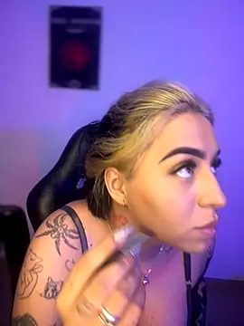 Snapshot of AnnikaMerliahh_ chatting on 11/14/25, 03:16 AnnikaMerliahh online show from 11/14/25, 03:16