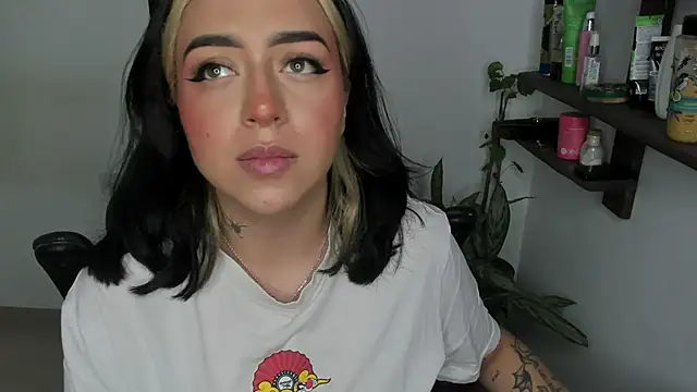 Snapshot of AnnikaMerliahh_ chatting on 12/20/25, 01:29 AnnikaMerliahh online show from 12/20/25, 01:29