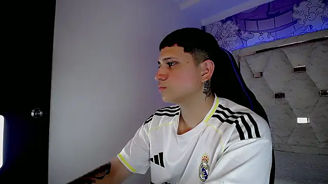 Snapshot of Brayan_lopezz chatting on 04/28/26, 03:44 Brayan lopezz online show from 04/28/26, 03:44