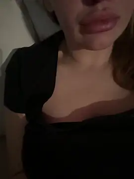 Snapshot of PassionFruit11 chatting on 04/27/26, 01:14 PassionFruit11 online show from 04/27/26, 01:14