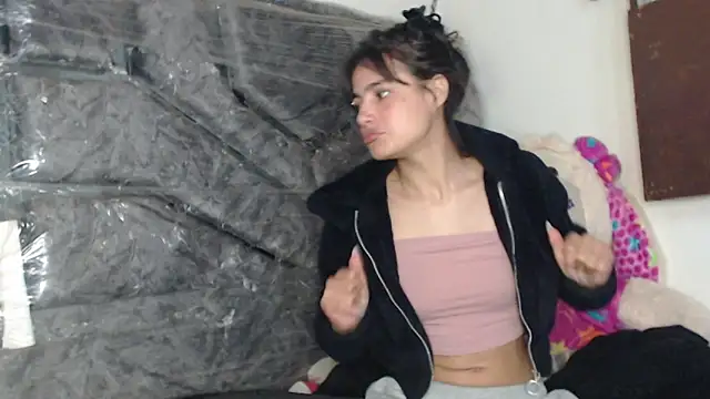 Snapshot of skinny_sweet2411 chatting on 11/17/25, 10:48 skinny sweet2411 online show from 11/17/25, 10:48