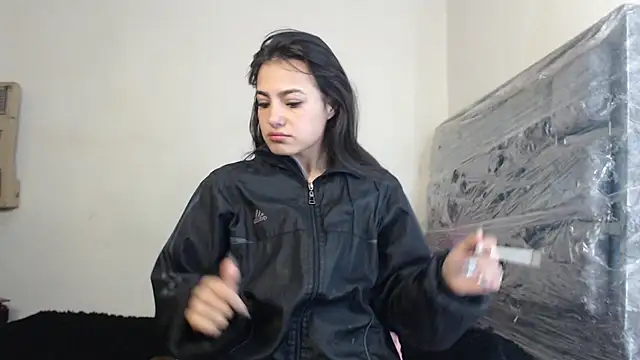 Snapshot of skinny_sweet2411 chatting on 11/26/25, 08:04 skinny sweet2411 online show from 11/26/25, 08:04