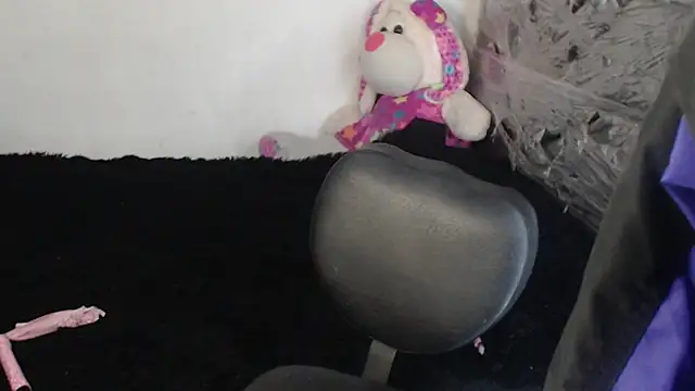 Snapshot of skinny_sweet2411 chatting on 12/03/25, 04:09 skinny sweet2411 online show from 12/03/25, 04:09