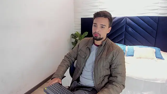 Snapshot of Edward_max chatting on 02/14/25, 03:43 Edward max online show from 02/14/25, 03:43