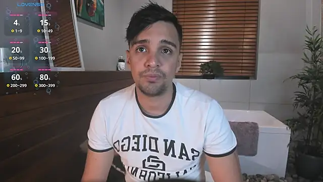 Snapshot of Edward_max chatting on 10/18/25, 10:21 Edward max online show from 10/18/25, 10:21