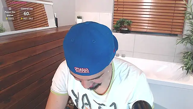 Snapshot of Edward_max chatting on 11/19/25, 04:01 Edward max online show from 11/19/25, 04:01