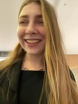 Snapshot of Sunny___Bunny chatting on 12/19/25, 12:12 Sunny Bunny online show from 12/19/25, 12:12