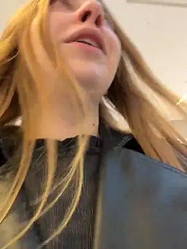 Snapshot of Sunny___Bunny chatting on 02/22/26, 01:42 Sunny Bunny online show from 02/22/26, 01:42