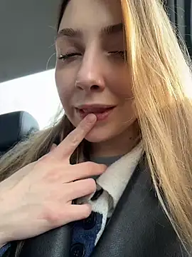 Snapshot of Sunny___Bunny chatting on 03/04/26, 01:06 Sunny Bunny online show from 03/04/26, 01:06