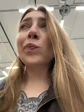 Snapshot of Sunny___Bunny chatting on 04/05/26, 11:18 Sunny Bunny online show from 04/05/26, 11:18