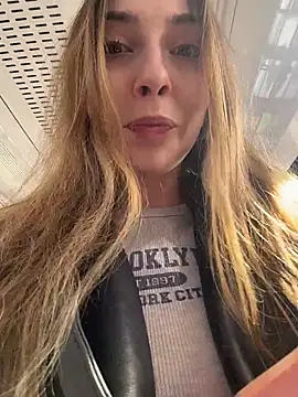 Snapshot of Sunny___Bunny chatting on 04/12/26, 11:04 Sunny Bunny online show from 04/12/26, 11:04