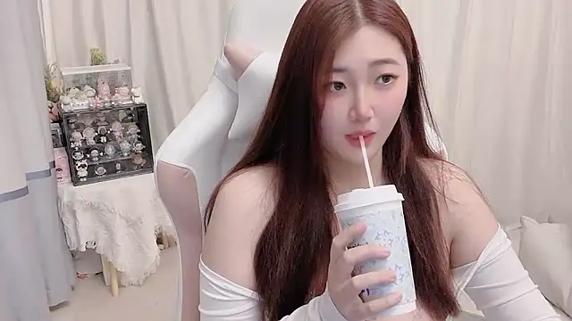 Snapshot of Stars_Elyn chatting on 12/18/24, 11:45 Stars Elyn online show from 12/18/24, 11:45