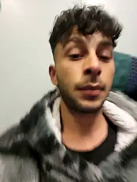 Snapshot of Iulianmarius12 chatting on 03/18/25, 09:53 Iulianmarius12 online show from 03/18/25, 09:53