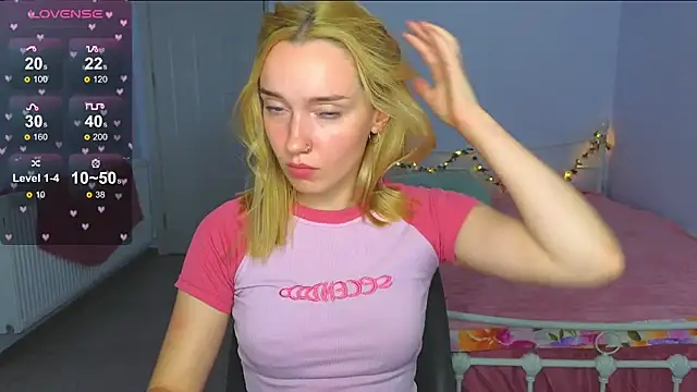 Snapshot of Wild_Sophie_ chatting on 09/21/25, 06:42 Wild Sophie online show from 09/21/25, 06:42