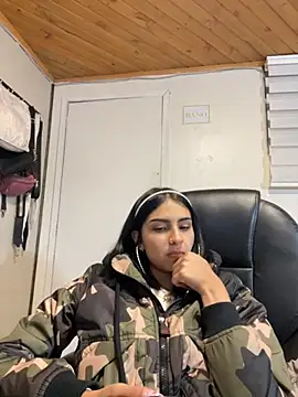 Snapshot of Hilary_pinkk chatting on 10/31/25, 02:12 Hilary pinkk online show from 10/31/25, 02:12