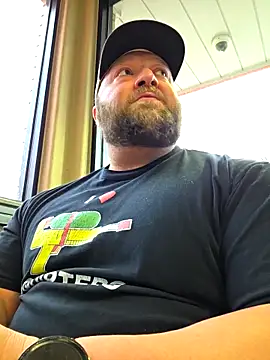 Snapshot of Strong_Bear89 chatting on 04/21/26, 03:28 Strong Bear89 online show from 04/21/26, 03:28