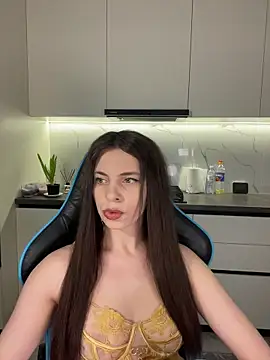 Snapshot of CurlyLara chatting on 04/06/26, 03:35 CurlyLara online show from 04/06/26, 03:35