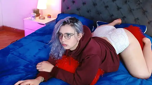 Snapshot of Thea_Aphros_ chatting on 12/17/25, 09:43 Thea Aphros online show from 12/17/25, 09:43