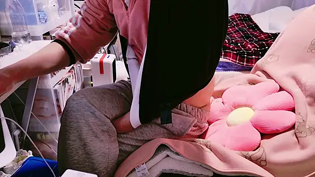 Snapshot of Im_IVE_LOVE chatting on 12/12/24, 02:11 Im IVE LOVE online show from 12/12/24, 02:11