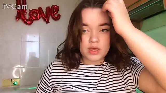 Snapshot of foxyyMoon chatting on 04/26/26, 03:37 foxyyMoon online show from 04/26/26, 03:37