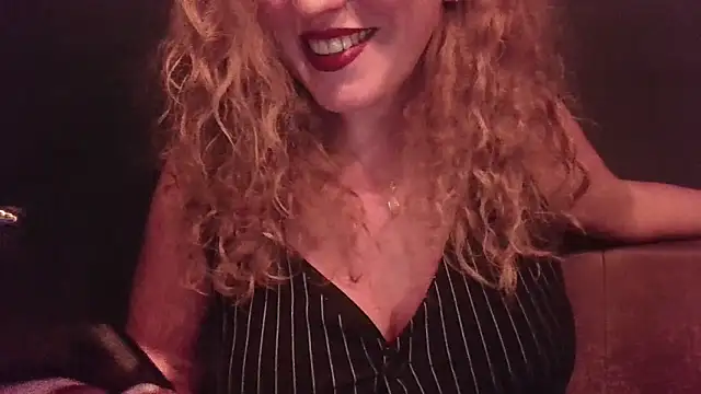 Snapshot of EyesWideShutNL chatting on 10/22/25, 08:19 EyesWideShutNL online show from 10/22/25, 08:19