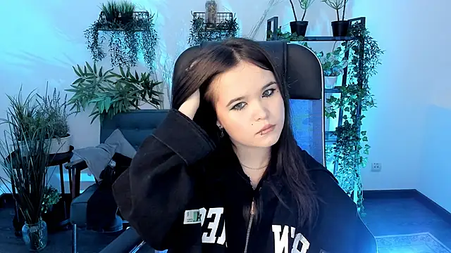 Elainebeness online show from 11/22/25, 09:36