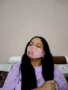 Snapshot of bigtitsqueen chatting on 10/26/25, 06:19 bigtitsqueen online show from 10/26/25, 06:19