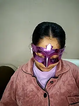 Snapshot of bigtitsqueen chatting on 11/12/25, 04:57 bigtitsqueen online show from 11/12/25, 04:57