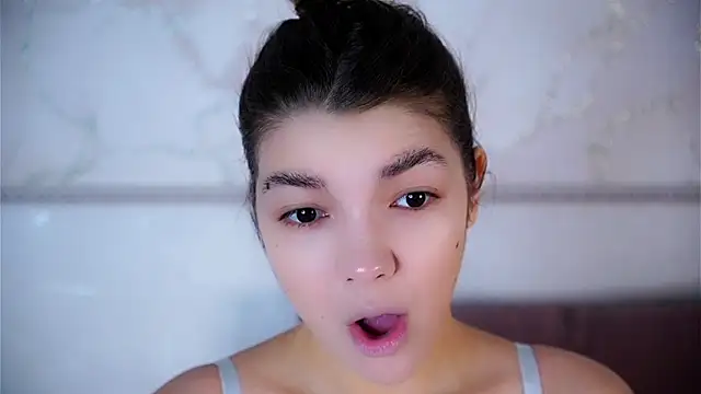 Snapshot of VeronaAppleberry chatting on 12/21/25, 01:35 VeronaAppleberry online show from 12/21/25, 01:35