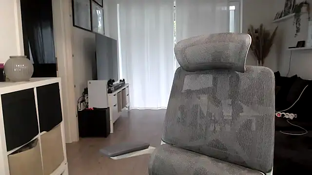 Snapshot of IntiMia chatting on 10/08/25, 07:17 IntiMia online show from 10/08/25, 07:17