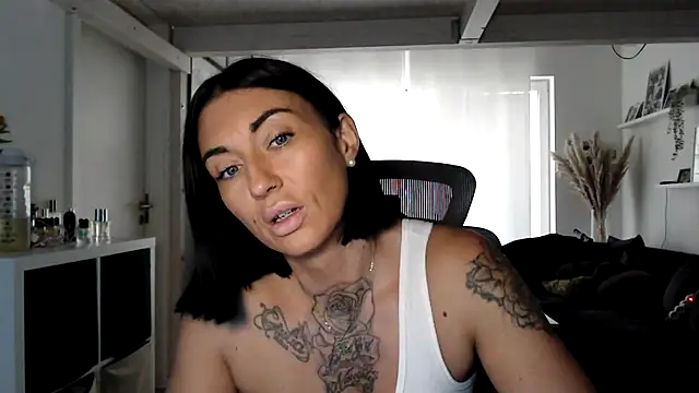 Snapshot of IntiMia chatting on 10/13/25, 07:08 IntiMia online show from 10/13/25, 07:08