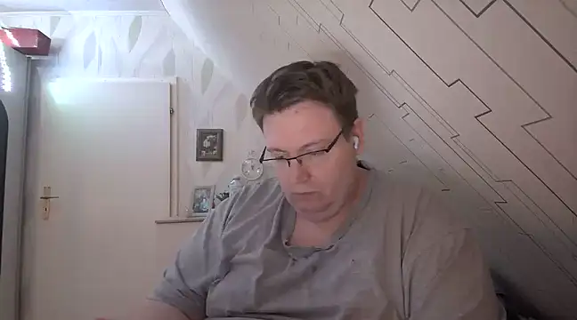 Snapshot of der_alex38 chatting on 02/14/25, 10:14 der alex38 online show from 02/14/25, 10:14