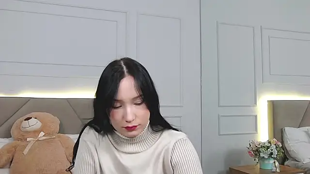 LeilaLow online show from 12/24/24, 12:11