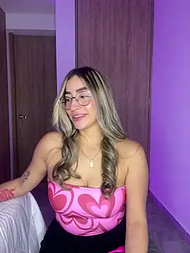 Snapshot of Issabela_G1 chatting on 01/03/25, 04:11 Issabela G1 online show from 01/03/25, 04:11