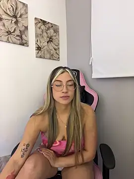 Snapshot of Issabela_G1 chatting on 04/07/26, 02:01 Issabela G1 online show from 04/07/26, 02:01