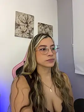 Snapshot of Issabela_G1 chatting on 05/04/26, 10:28 Issabela G1 online show from 05/04/26, 10:28