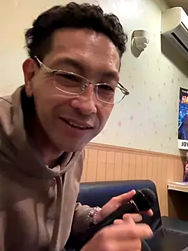 Snapshot of Hideen-real-face chatting on 10/30/25, 07:32 Hideen-real-face online show from 10/30/25, 07:32