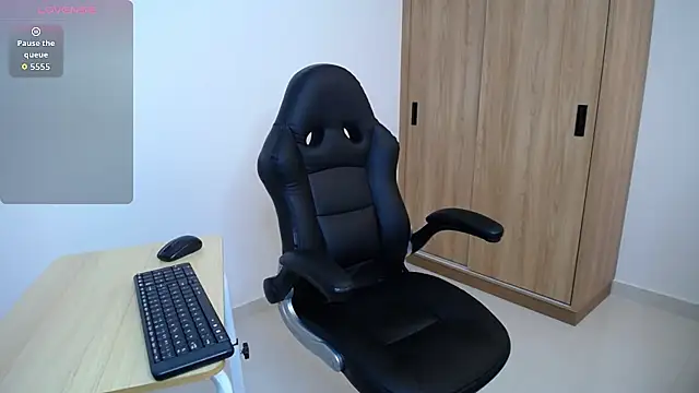 Snapshot of karoll_marquez chatting on 12/21/25, 03:08 karoll marquez online show from 12/21/25, 03:08