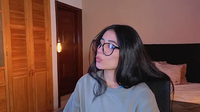 ChloeTurner  online show from 04/15/26, 08:53