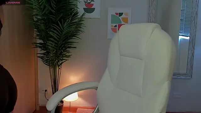 Snapshot of Elena_Ruiz chatting on 12/18/24, 08:03 Elena Ruiz online show from 12/18/24, 08:03