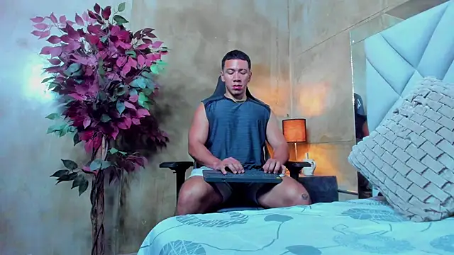 Snapshot of marc_ginale chatting on 10/28/25, 01:20 marc ginale online show from 10/28/25, 01:20