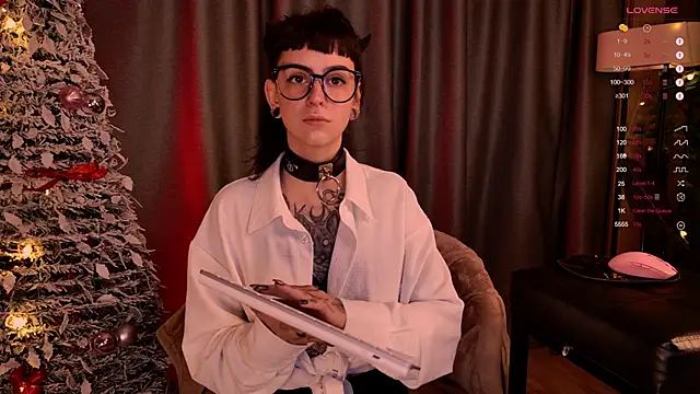 Snapshot of MichaellaMoon chatting on 12/30/24, 10:12 MichaellaMoon online show from 12/30/24, 10:12