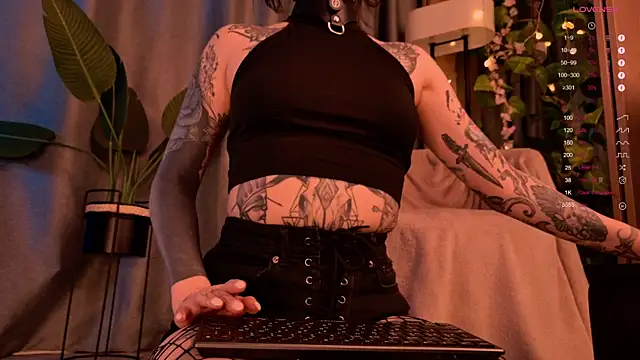 Snapshot of MichaellaMoon chatting on 01/10/25, 08:15 MichaellaMoon online show from 01/10/25, 08:15