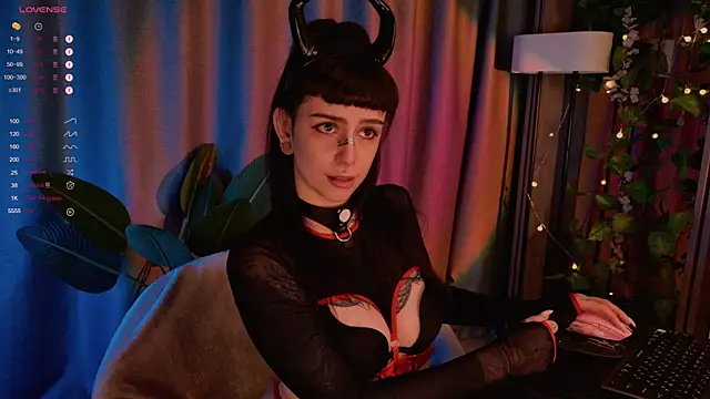 Snapshot of MichaellaMoon chatting on 01/26/25, 10:35 MichaellaMoon online show from 01/26/25, 10:35