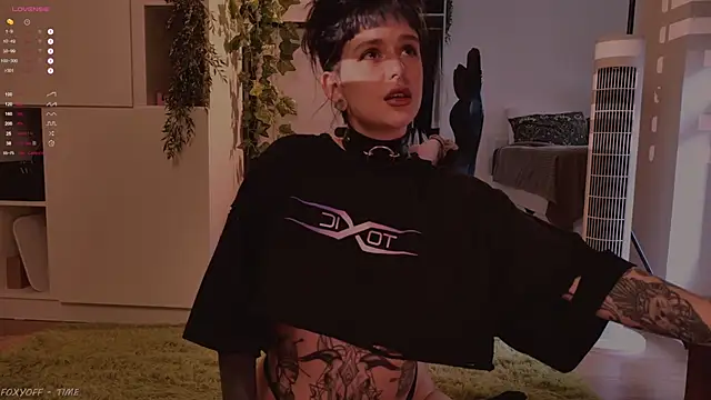 Snapshot of MichaellaMoon chatting on 09/09/25, 12:15 MichaellaMoon online show from 09/09/25, 12:15