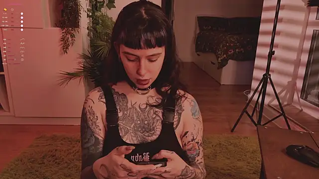 Snapshot of MichaellaMoon chatting on 10/03/25, 06:38 MichaellaMoon online show from 10/03/25, 06:38