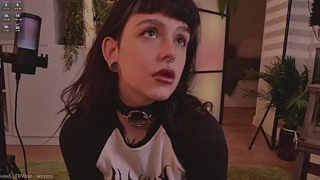 Snapshot of MichaellaMoon chatting on 10/17/25, 04:31 MichaellaMoon online show from 10/17/25, 04:31