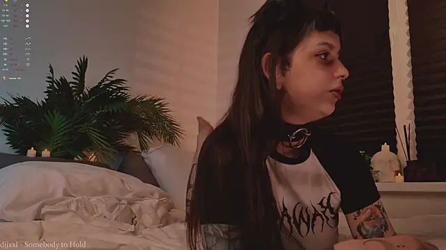 Snapshot of MichaellaMoon chatting on 10/30/25, 05:24 MichaellaMoon online show from 10/30/25, 05:24