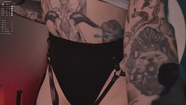 Snapshot of MichaellaMoon chatting on 12/04/25, 03:43 MichaellaMoon online show from 12/04/25, 03:43